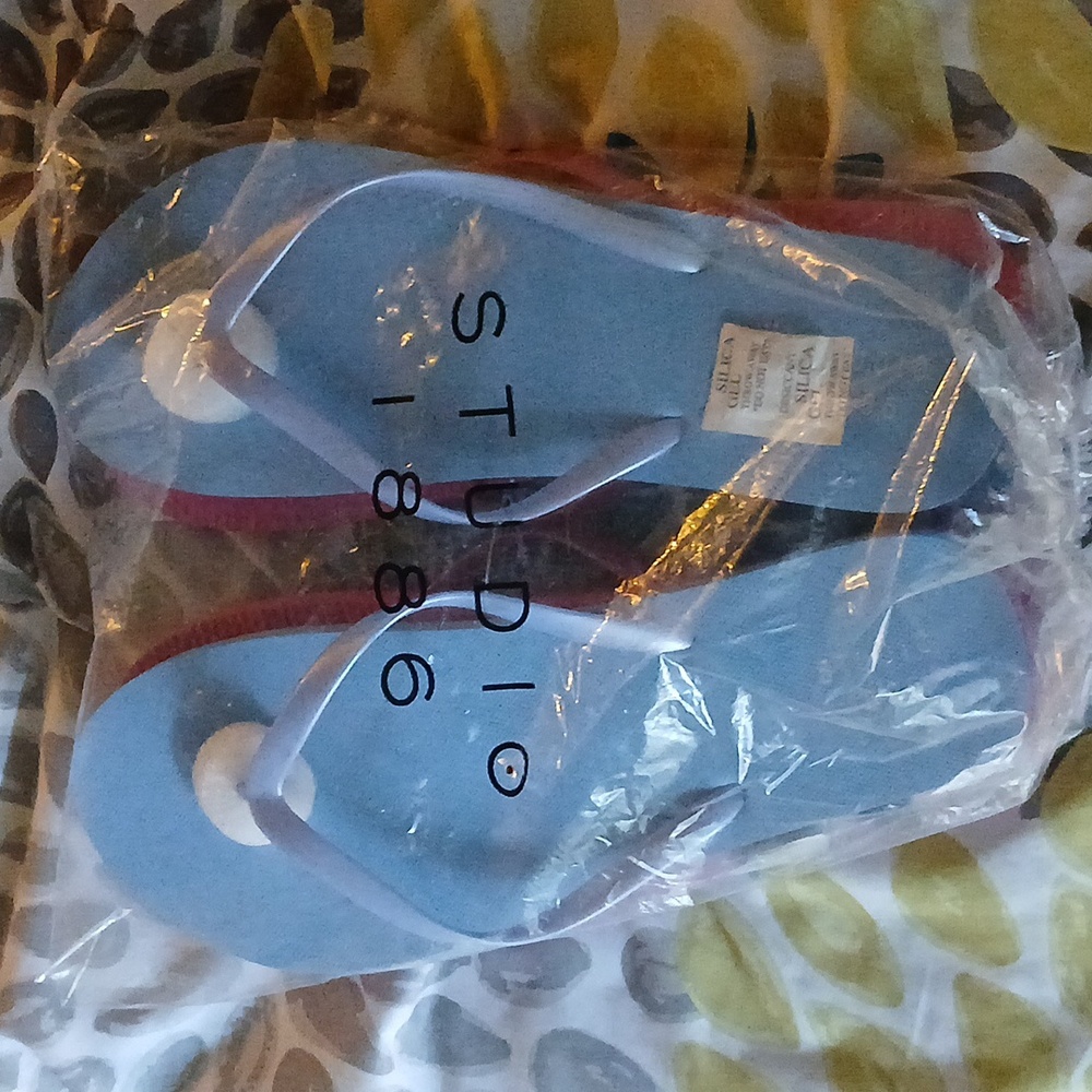 Women's flip flops size 9/10 new in original packaging Studio 1886